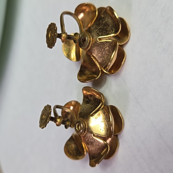 Vintage Gold Tone 3D Flower Earrings with Green Stone - Picture 10 of 17